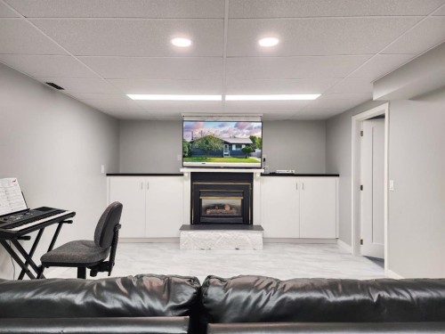 5122 5Th Street West, Claresholm, AB - Indoor