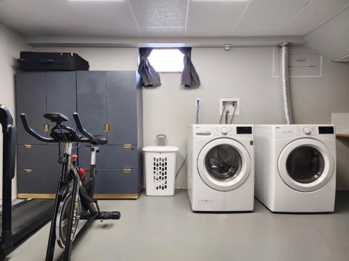 5122 5Th Street West, Claresholm, AB - Indoor Photo Showing Laundry Room