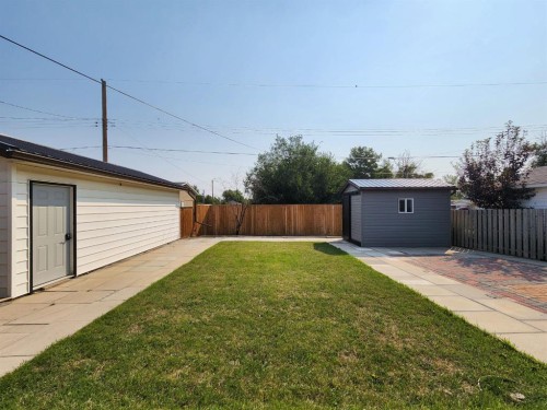 5122 5Th Street West, Claresholm, AB - Outdoor