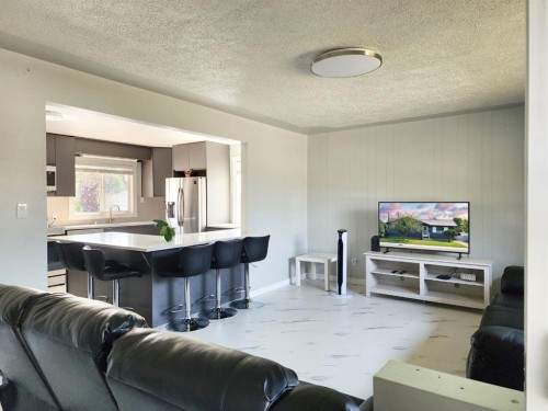 5122 5Th Street West, Claresholm, AB - Indoor