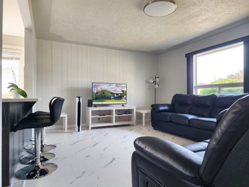 5122 5Th Street West, Claresholm, AB - Indoor Photo Showing Living Room