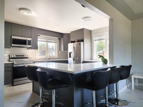 5122 5Th Street West, Claresholm, AB - Indoor Photo Showing Kitchen With Upgraded Kitchen
