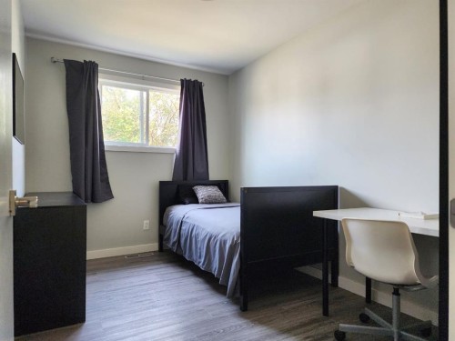 5122 5Th Street West, Claresholm, AB - Indoor Photo Showing Bedroom