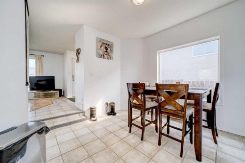 78 Chilcotin Road West, Lethbridge, AB - Indoor Photo Showing Dining Room
