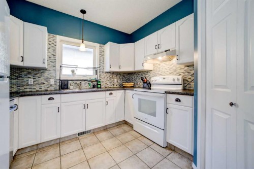78 Chilcotin Road West, Lethbridge, AB - Indoor Photo Showing Kitchen