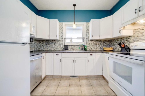 78 Chilcotin Road West, Lethbridge, AB - Indoor Photo Showing Kitchen