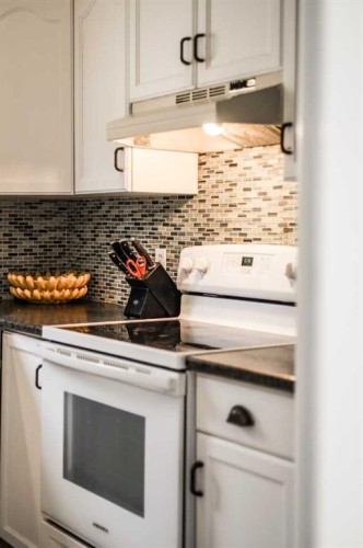 78 Chilcotin Road West, Lethbridge, AB - Indoor Photo Showing Kitchen With Upgraded Kitchen