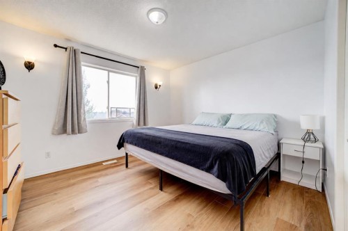 78 Chilcotin Road West, Lethbridge, AB - Indoor Photo Showing Bedroom