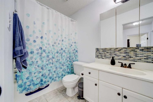 78 Chilcotin Road West, Lethbridge, AB - Indoor Photo Showing Bathroom