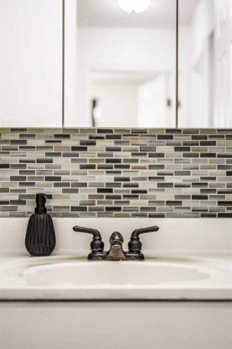 78 Chilcotin Road West, Lethbridge, AB - Indoor Photo Showing Bathroom