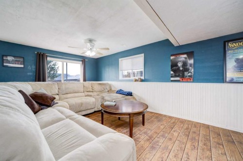 78 Chilcotin Road West, Lethbridge, AB - Indoor Photo Showing Living Room