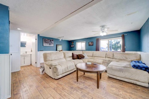 78 Chilcotin Road West, Lethbridge, AB - Indoor Photo Showing Living Room