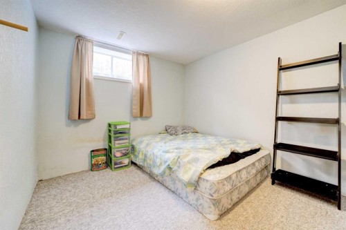 78 Chilcotin Road West, Lethbridge, AB - Indoor Photo Showing Bedroom