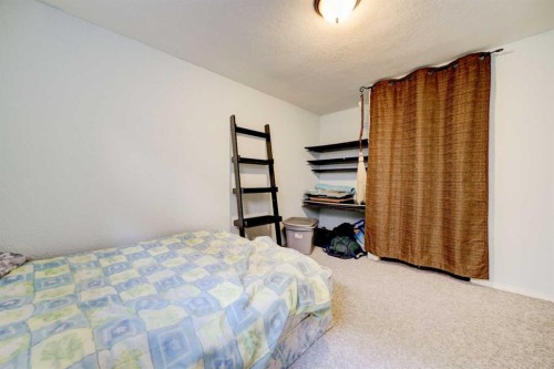 78 Chilcotin Road West, Lethbridge, AB - Indoor Photo Showing Bedroom