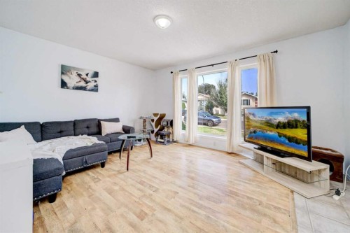 78 Chilcotin Road West, Lethbridge, AB - Indoor Photo Showing Living Room