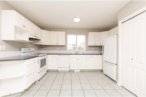 158 Jerry Potts Boulevard West, Lethbridge, AB - Indoor Photo Showing Kitchen