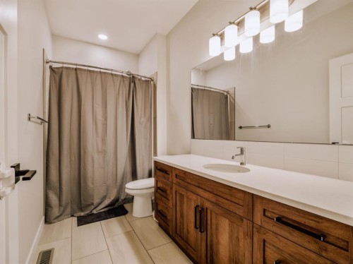 1369 Pacific Circle West, Lethbridge, AB - Indoor Photo Showing Bathroom