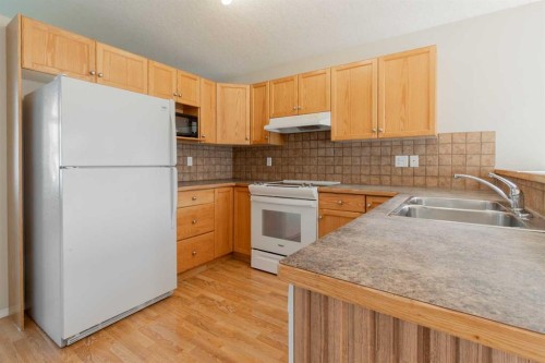 654 Blackfoot Terrace West, Lethbridge, AB - Indoor Photo Showing Kitchen With Double Sink