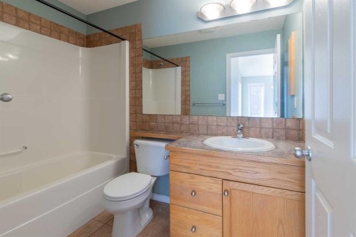 654 Blackfoot Terrace West, Lethbridge, AB - Indoor Photo Showing Bathroom