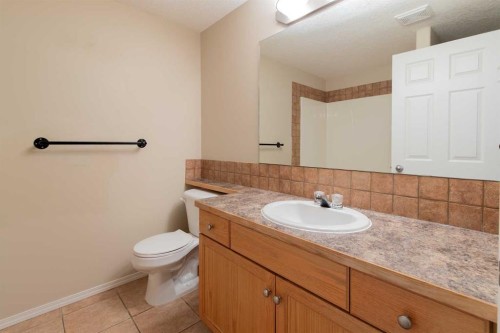 654 Blackfoot Terrace West, Lethbridge, AB - Indoor Photo Showing Bathroom