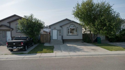 654 Blackfoot Terrace West, Lethbridge, AB - Outdoor With Facade