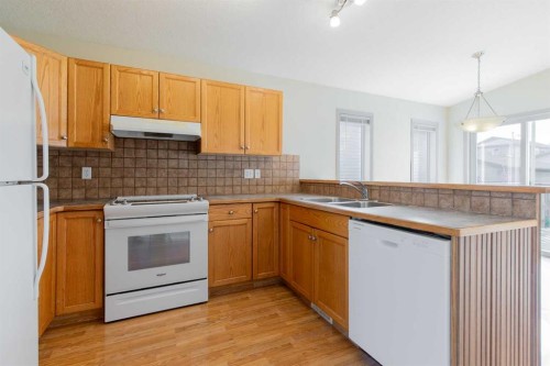654 Blackfoot Terrace West, Lethbridge, AB - Indoor Photo Showing Kitchen With Double Sink