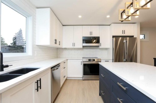 1418 25 Avenue North, Lethbridge, AB - Indoor Photo Showing Kitchen With Double Sink With Upgraded Kitchen