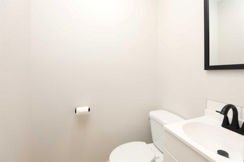 1418 25 Avenue North, Lethbridge, AB - Indoor Photo Showing Bathroom