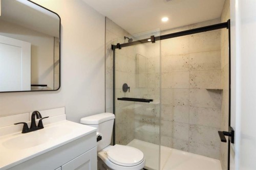 1418 25 Avenue North, Lethbridge, AB - Indoor Photo Showing Bathroom