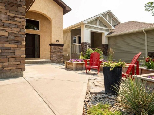 43 Riverine Lane West, Lethbridge, AB - Outdoor