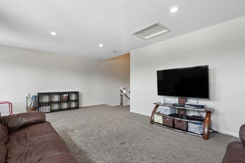 19 Riverland Close West, Lethbridge, AB - Indoor Photo Showing Other Room