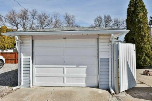 722 20 Street South, Lethbridge, AB 