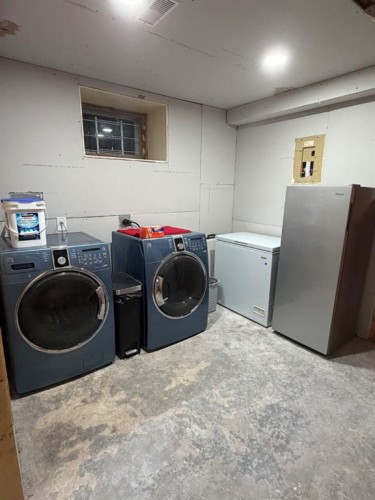 1009 6 Avenue North, Lethbridge, AB - Indoor Photo Showing Laundry Room