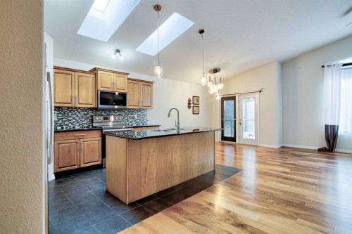 544 Couleesprings Crescent South, Lethbridge, AB - Indoor Photo Showing Kitchen With Upgraded Kitchen