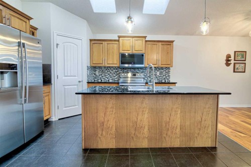 544 Couleesprings Crescent South, Lethbridge, AB - Indoor Photo Showing Kitchen With Double Sink
