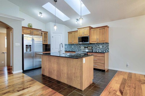 544 Couleesprings Crescent South, Lethbridge, AB - Indoor Photo Showing Kitchen