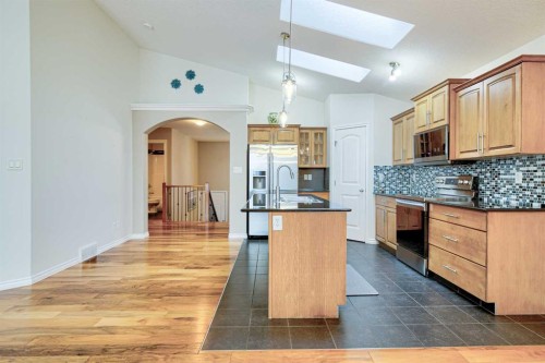 544 Couleesprings Crescent South, Lethbridge, AB - Indoor Photo Showing Kitchen