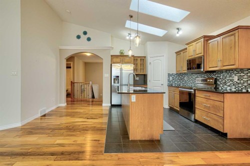 544 Couleesprings Crescent South, Lethbridge, AB - Indoor Photo Showing Kitchen