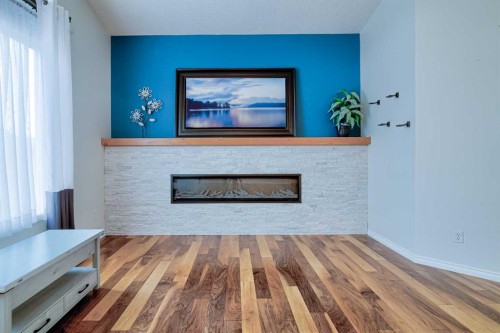 544 Couleesprings Crescent South, Lethbridge, AB - Indoor Photo Showing Living Room With Fireplace