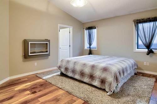 544 Couleesprings Crescent South, Lethbridge, AB - Indoor Photo Showing Bedroom