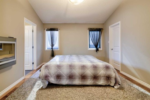 544 Couleesprings Crescent South, Lethbridge, AB - Indoor Photo Showing Bedroom