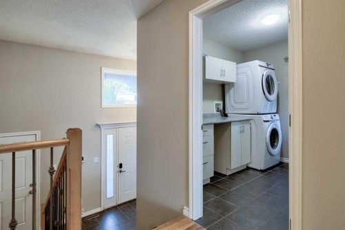 544 Couleesprings Crescent South, Lethbridge, AB - Indoor Photo Showing Laundry Room