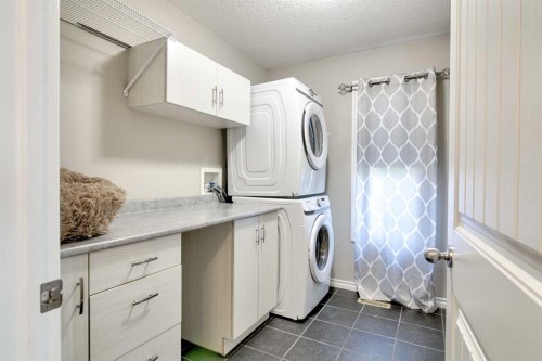 544 Couleesprings Crescent South, Lethbridge, AB - Indoor Photo Showing Laundry Room