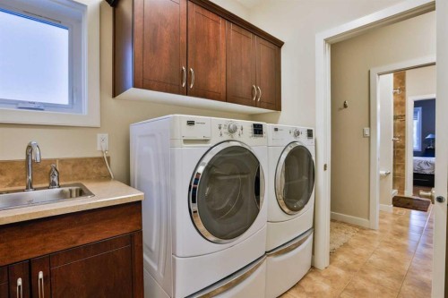1577 Coalbanks Boulevard West, Lethbridge, AB - Indoor Photo Showing Laundry Room