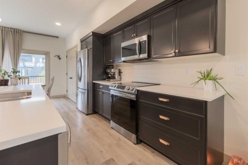 403 Caledonia Boulevard West, Lethbridge, AB - Indoor Photo Showing Kitchen With Upgraded Kitchen