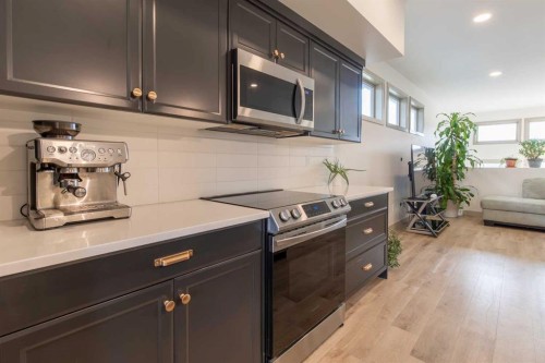 403 Caledonia Boulevard West, Lethbridge, AB - Indoor Photo Showing Kitchen With Upgraded Kitchen