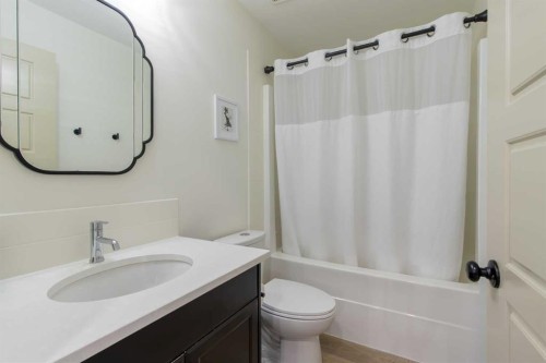 403 Caledonia Boulevard West, Lethbridge, AB - Indoor Photo Showing Bathroom