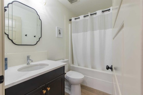 403 Caledonia Boulevard West, Lethbridge, AB - Indoor Photo Showing Bathroom