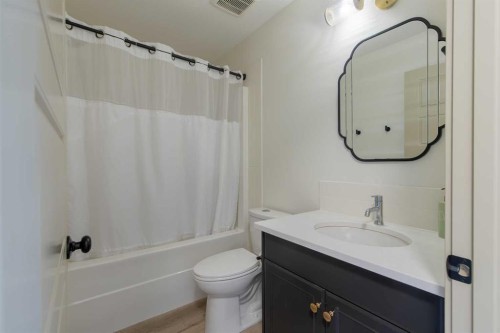 403 Caledonia Boulevard West, Lethbridge, AB - Indoor Photo Showing Bathroom