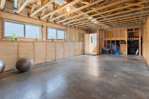 403 Caledonia Boulevard West, Lethbridge, AB - Indoor Photo Showing Garage
